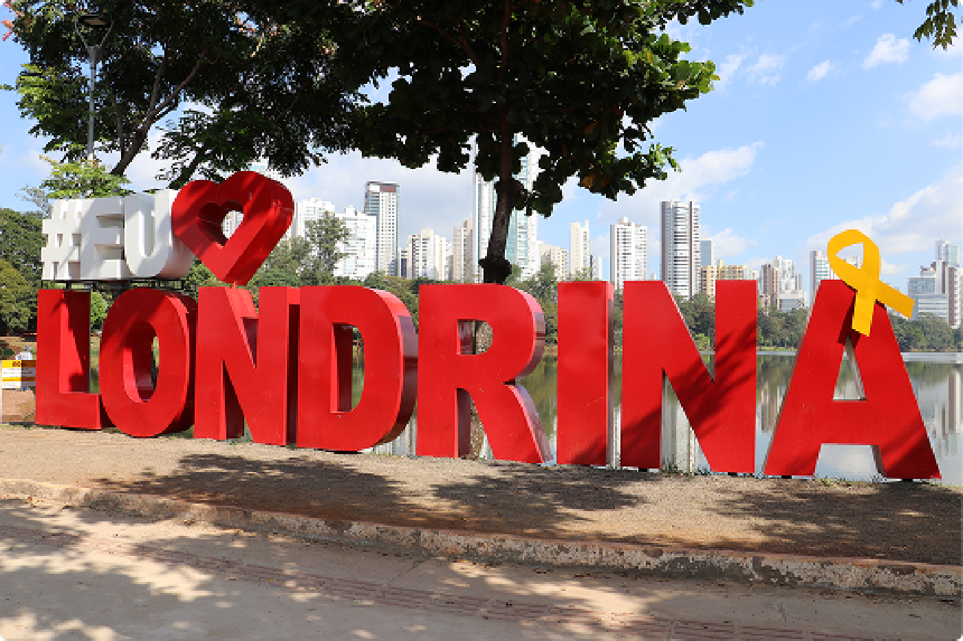 “Eu amo Londrina” sculpture by Igapó Lake.